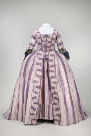 Manteau eines zweiteiligen Frauenkleides