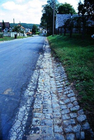 granitsteingepflasterte Rinne am Straßenrand im oberen Bereich Heubischer Straße