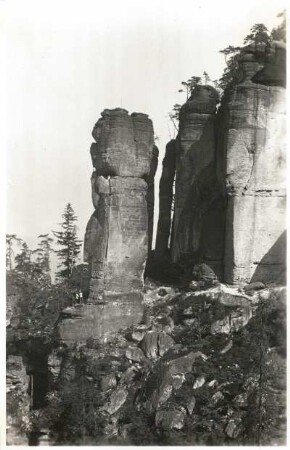 Sächsische Schweiz, Affensteine. Friensteinwächter (Raubschloßwächter). Seilschaft am Alten Weg (VIIc)