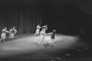 Moissejew-Ensemble im Admiralspalast : Auftritt einer Volkstanzgruppe