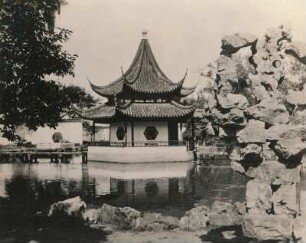 Su-tschou (Suzhou), China. Goldfischteich und kleiner Tempel im Ti-Juan-Tempel