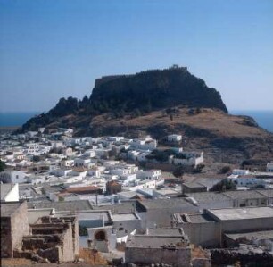 Lindos (Rhodos). Burg und Theater, Ort und Vorgebirge mit Burg und Akropolis. Am Südwest-Steilhang das antike Theater