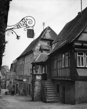Bad Wimpfen-Wimpfen am Berg, Klostergasse 9. Alte Badestube (1534). Straßenansicht mit Ausleger "Diminikaner"
