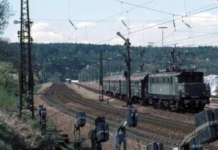 Wilferdingen-Singen Lok 144 034 Ausfahrt N6035 B4yg-Wagen Bahnsteig