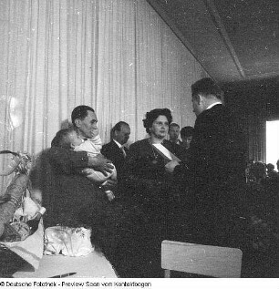 10000. Patenkind (Zirkus?, Delegartion mit Krolikowski bei Familien?, Versammlung, Baby,