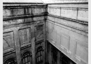 Blick auf die zum Teil zerstörte Fassade des Bode-Museums