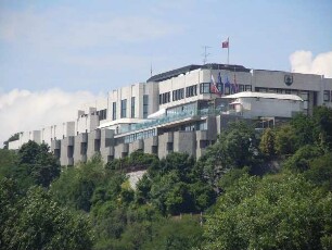 Bratislava - Parlamentsgebäude : Das Parlamentsgebäude, aufgenommen in Bratislava am 14. Juni 2011