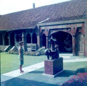 Delft (Niederlande), Rotterdamseweg 196. De Koninklijke Porceleyne Fles. Ausstellungsgebäude der Manufaktur. Hofansicht
