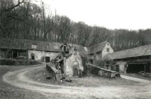 Radebeul, Augustusweg 110. Villa "Jägerberg" (um 1855). Hof mit Häuschen zum Weinkeller und Putto