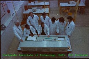 Teilnehmer eines Kurses der International Atomic Energy Agency (IAEA) am Kernforschungszentrum Karlsruhe (KfK)