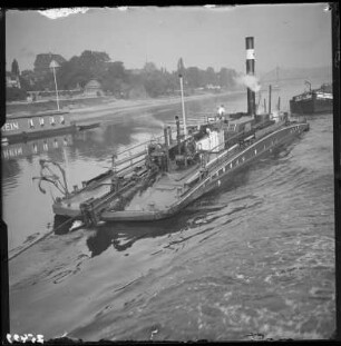 Kettenschlepper auf der Elbe bei Dresden-Blasewitz