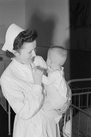 Reportage aus dem jüdischen Krankenhaus : Krankenschwester mit einem Kleinkind