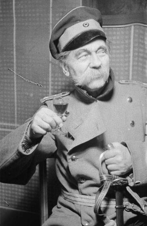 Szenenbilder aus dem Stück "Der Hauptmann von Köpenick" von Carl Zuckmayer am Deutschen Theater Berlin : Soloaufnahme von Paul Bildt als Wilhelm Voigt
