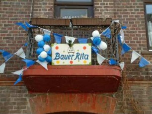 Karnevalsdekoration an einem Wohnhaus