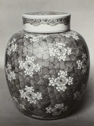 Deckeltopf mit Prunusblütenzweigen