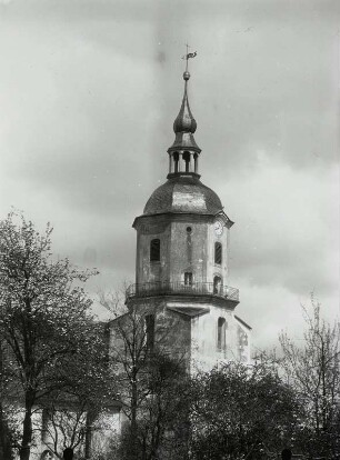 Ponickau. Dorfkirche (16. Jahrhundert, 1778 Turm). Turm von Südwesten