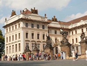 Aussenansicht der Prager Burg mit zwei Ehrenposten vor dem Portal