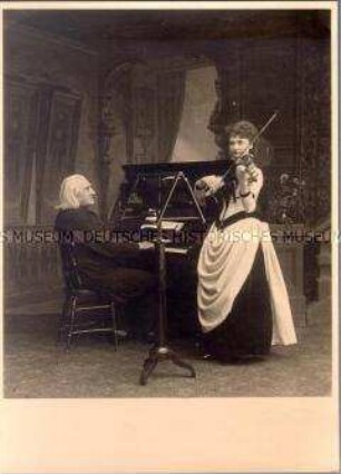 Franz Liszt am Klavier mit Violinistin