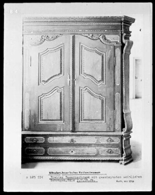 Breiter Bauernschrank mit geschnitzten seitlichen Schrägen