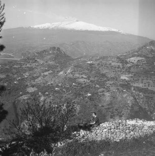 Sizilien, Blick zum Ätna, wohl bei Taormina