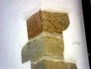 Langhaus von Nordosten über Kante - Werkstein mit Flachrelief-Ornamentik (überkreuzende Werkzeuge-Baumeisterzeichen-Werksteine des romanischen Vorgängerbaues) im Detail