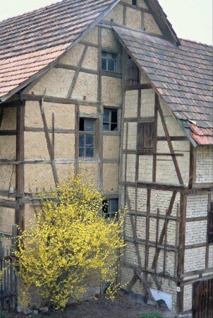 Scheunengiebel mit Anbau, Fachwerk mit Lehmflechtwerk und Kalktuffsteinen