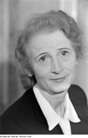 Porträtaufnahmen der Politikerin Helene Beer, Mitglied des Demokratischen Frauenbundes Deutschlands (DFD)