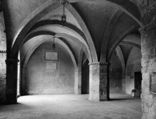 Todi. Palazzo del Capitano (1290/1296). Gewölbter Innenraum
