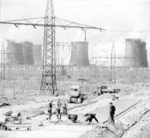 Großbaustelle des VEB Kraftwerk Thierbach mit VEB BKK Espenhain im Hintergrund