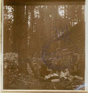 Foto von Soldaten beim Schindelmachen