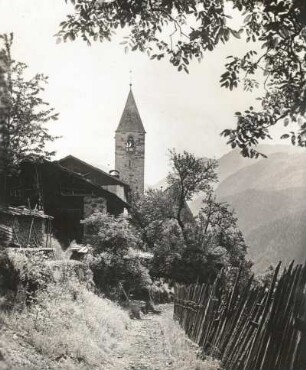 Südtirol. Hochgelegene Kirche im Etsch-Gebiet bei Bozen