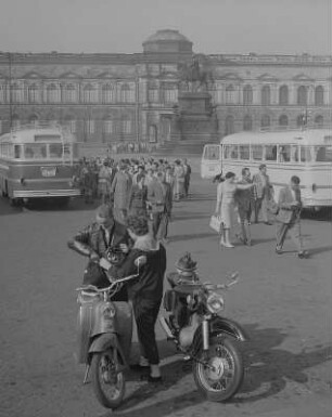 Dresden. Blick auf den Zwinger, Gemäldegalerie, und Reiterdenkmal König Johanns von Johannes Schilling