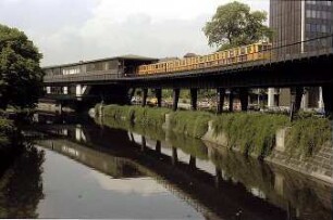 Berlin: Landwehrkanal mit Hochbahn und Postscheckamt; Bahnhof Möckernbrücke