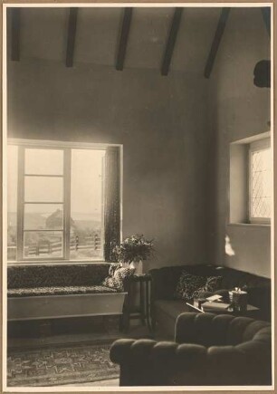 Sethe-Hof, Hiddensee-Kloster: Innenaufnahme Wohnzimmer Sitzecke neben Kamin mit Blick aufs Wasser