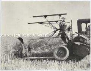 Werbefoto für ein landwirtschaftliches Gerät (Mähhäcksler?)