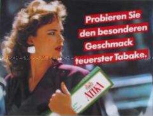 Werbeschild für "Atika"-Zigaretten, "Probieren Sie den besonderen Geschmack teuerster Tabake."