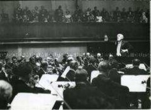 Ernest Ansermet dirigiert das Eröffnungskonzert der Luzerner Musikfestwochen