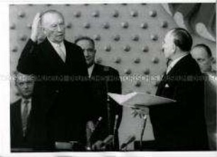 Konrad Adenauer wird als Bundeskanzler vereidigt