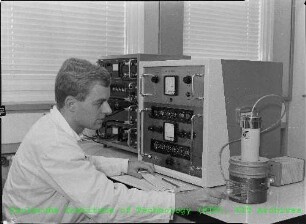 Wissenschaftlicher Mitarbeiter H. Hofmann vor einem Messgerät in der Schule für Kerntechnik (SKT)