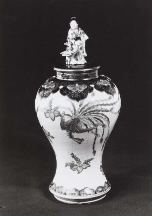 Deckelvase mit Frauenfigur als Deckelknauf