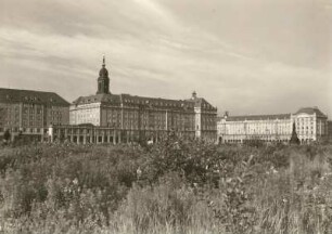 Dresden-Altstadt, Wilsdruffer Straße (Ernst-Thälmann-Straße) und Altmarkt. Ansicht der Neubebauung von Nordosten mit Turm der Kreuzkirche und Friedrich-August-Denkmal (rechts)