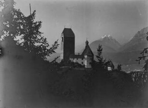 Schloss Freundsberg : Blick auf das Schloss Freundsberg mit Gebirge im Hintergrund