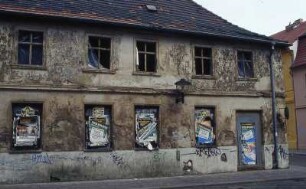 In Brandenburg/Havel August 2002, verfallenes Haus im Zentrum mit aktuellen Plakaten beklebt