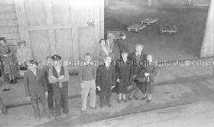 Selbstversenkung des Hochseepassagierdampfers "Columbus" am 19. Dezember 1939, Besatzungsangehörige im Internierungslager auf Angel Island, Kalifornien, Wartende vor einer großen Halle