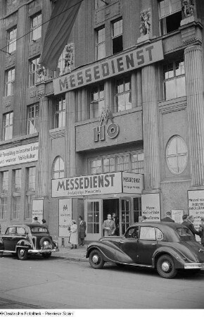 Außenansicht des Park-Hotels mit dem Messedienst des Leipziger Messeamts