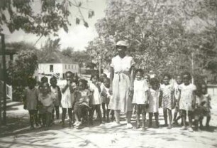 Reisefotos Karibik. Frau mit Kindergruppe