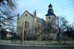 Dorfkirche von Südwest; Kirchturm ist südlich vorgelagert; Kirchhofsmauer