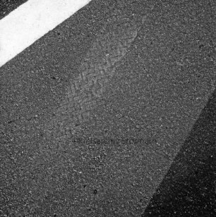 Mord an Brigitte Wetzenstein-Ollenschläger: Bundesautobahn A 1 bei Reinfeld: Leichenfundort im Graben neben Seitenstreifen am 19. August 1972: Reifenspuren auf Fahrbahn