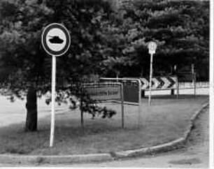 Hinweisschild or dem Eingang zur Gedenkstätte Bergen-Belsen