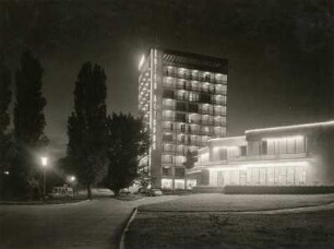 Bulgarien. Warna (Varna). Goldener Sand. Nachtaufnahme des Hotels "Astoria", erbaut 1962